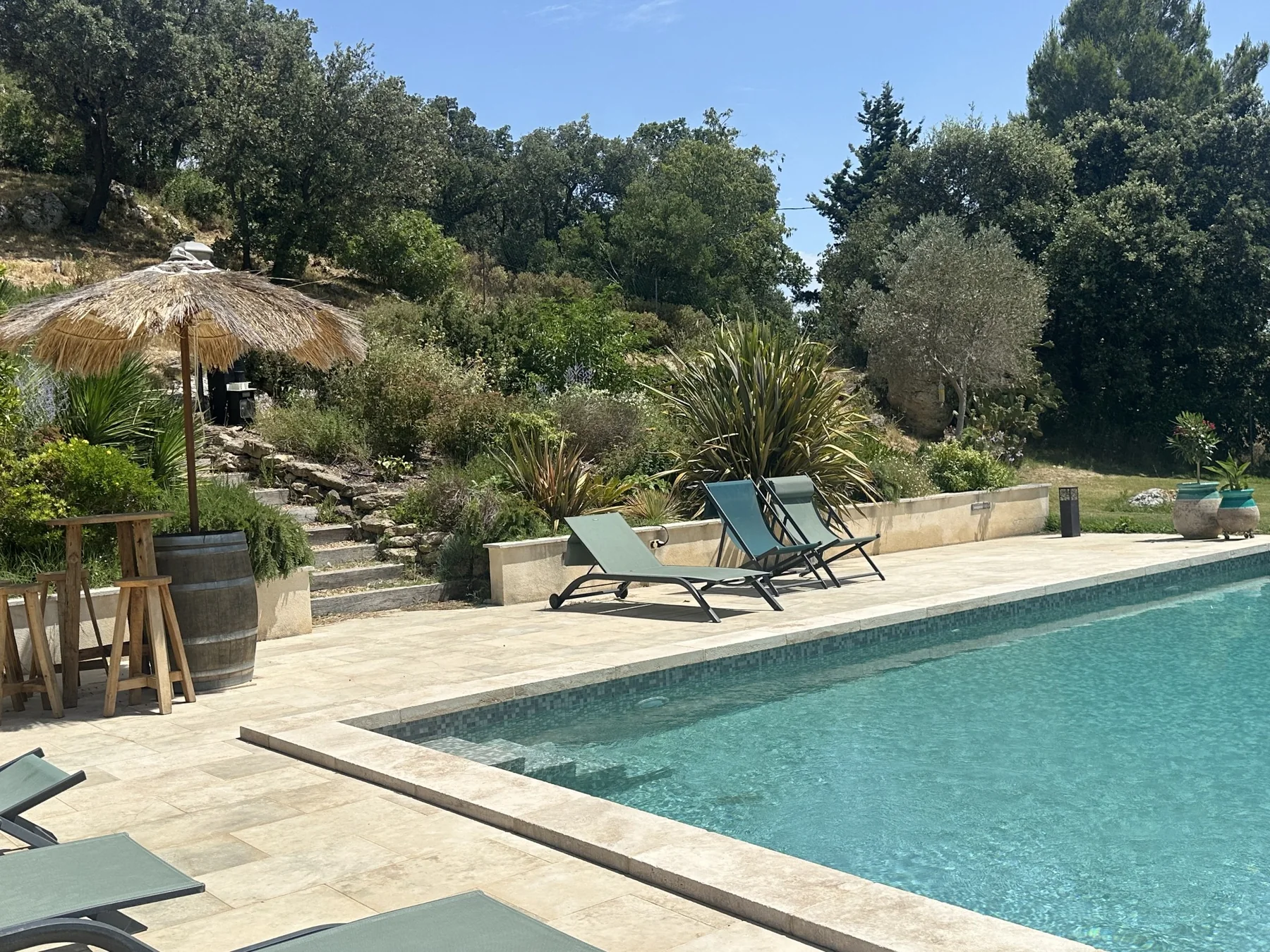 Piscine et terrasse du gîte à Grans